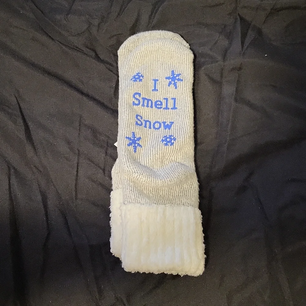 Christmas holiday fuzzy comfy socks - I smell snow - Picture 1 of 6